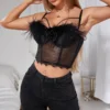 Bustier negro con plumas para mujer estilo burlesque y escote decorativo