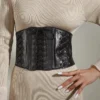 Cinturón corset de polipiel negro con cordones ajustables para mujer, ideal para definir la cintura y dar un toque elegante o urbano