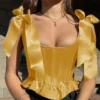 Bustier amarillo satinado para mujer con escote corazón y diseño ajustado