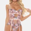 Guêpière rosa pastel con pequeños lazos y encaje floral – Lencería dulce, sexy y femenina con ligueros y tanga a juego