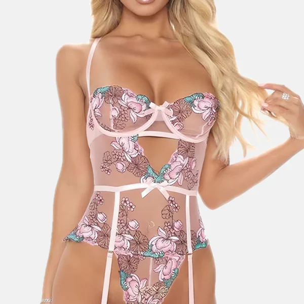 Guêpière rosa pastel con pequeños lazos y encaje floral – Lencería dulce, sexy y femenina con ligueros y tanga a juego