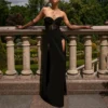 Vestido largo con corset negro para mujer, abertura lateral en piernas, elegante y sensual para fiestas o eventos formales.