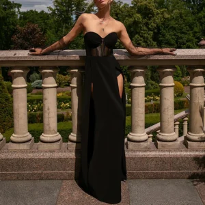 Vestido largo con corset negro para mujer, abertura lateral en piernas, elegante y sensual para fiestas o eventos formales.