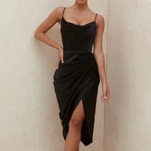 Vestido corset de satén negro – elegante, brillante y estructurado para eventos y fiestas de noche