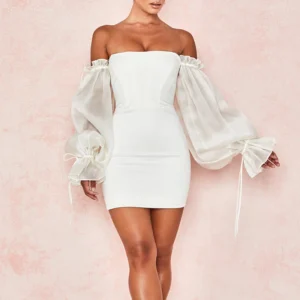 Vestido blanco corto con efecto corset – prenda elegante y fresca para eventos veraniegos y looks juveniles