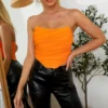 Bustier naranja satinado para mujer con escote corazón y diseño ajustado